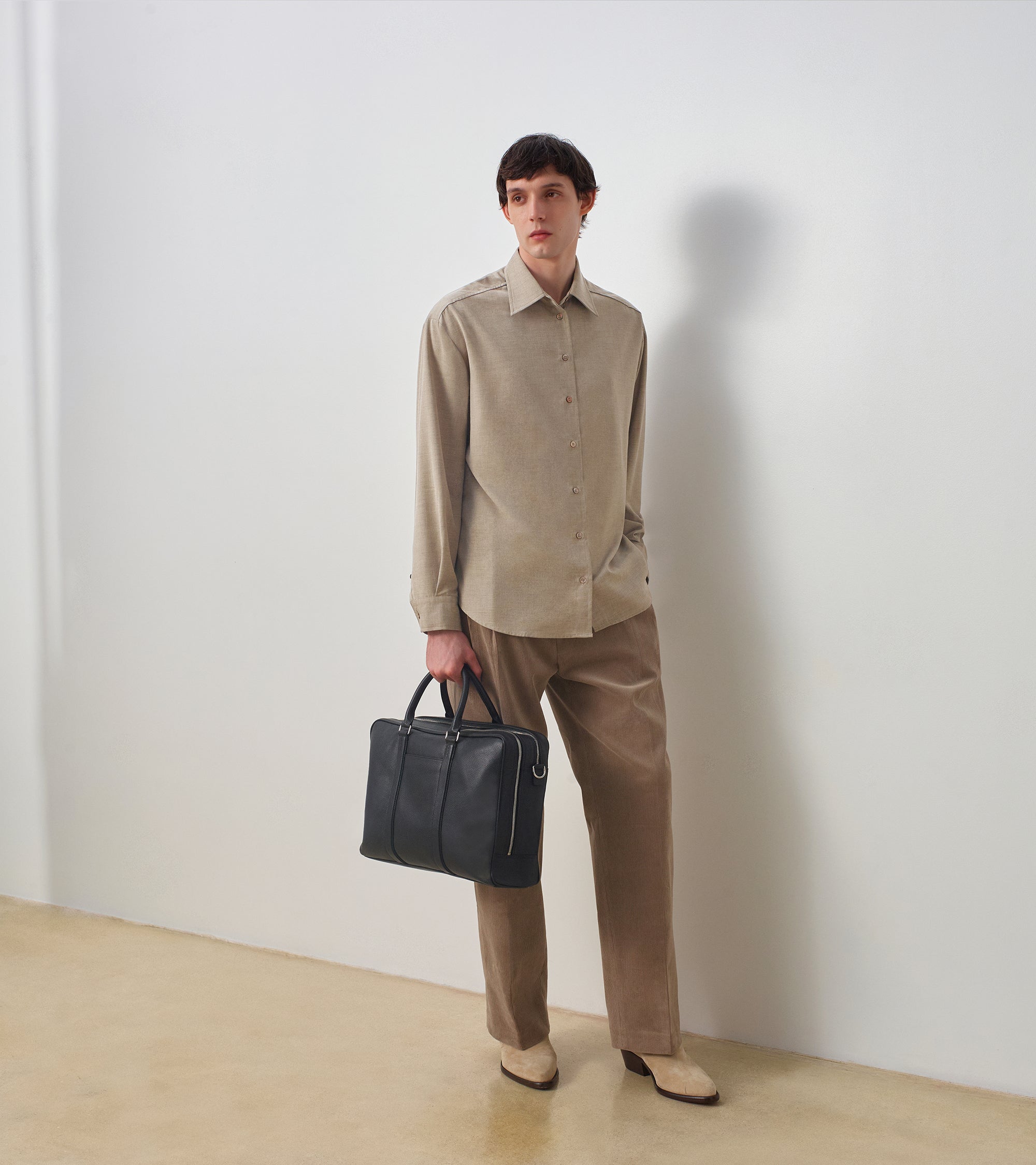 Charles 17" briefcase in grained leather with 2 zipped compartments