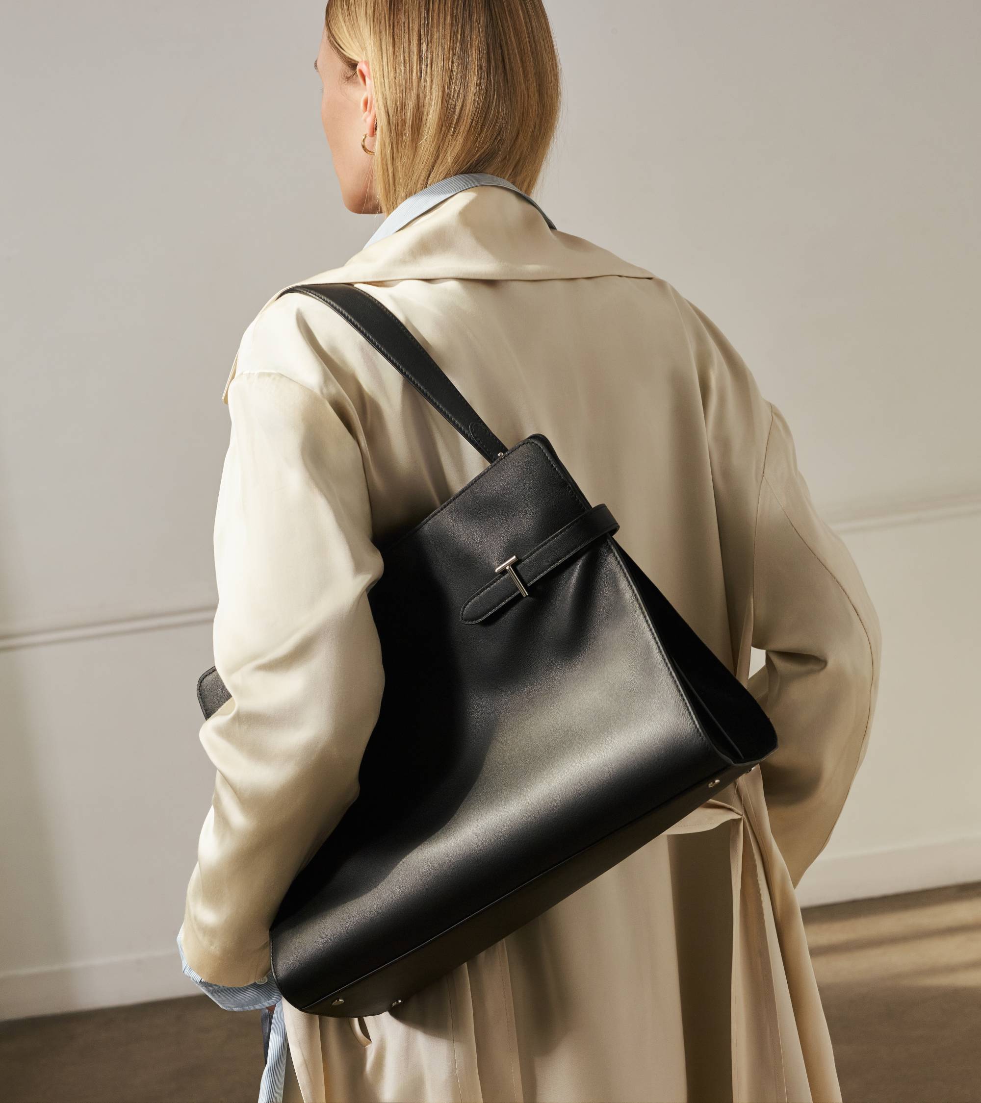 Maxi shoulder bag in smooth leather and nubuck