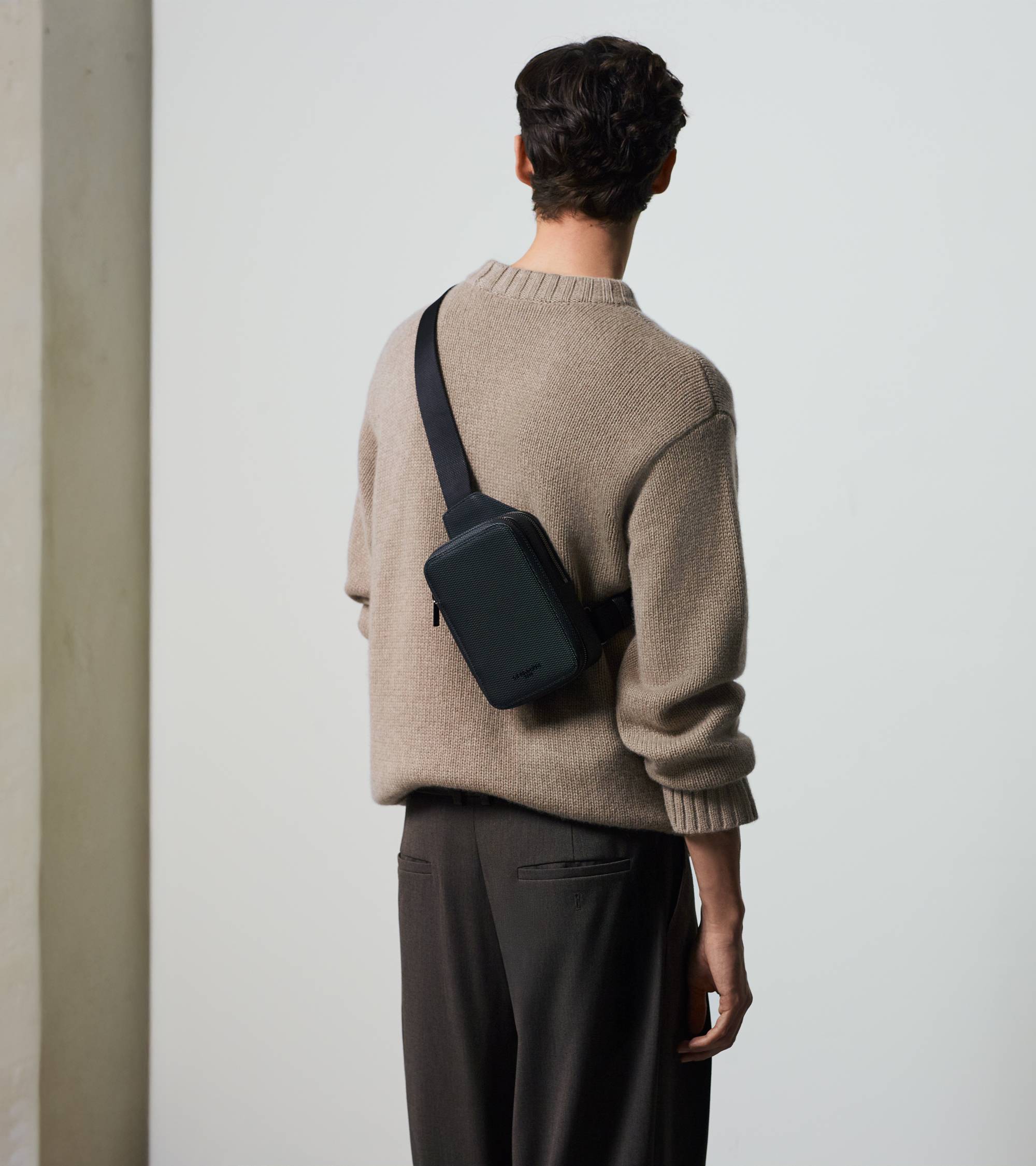 Sacoche sling Emile en cuir signature T