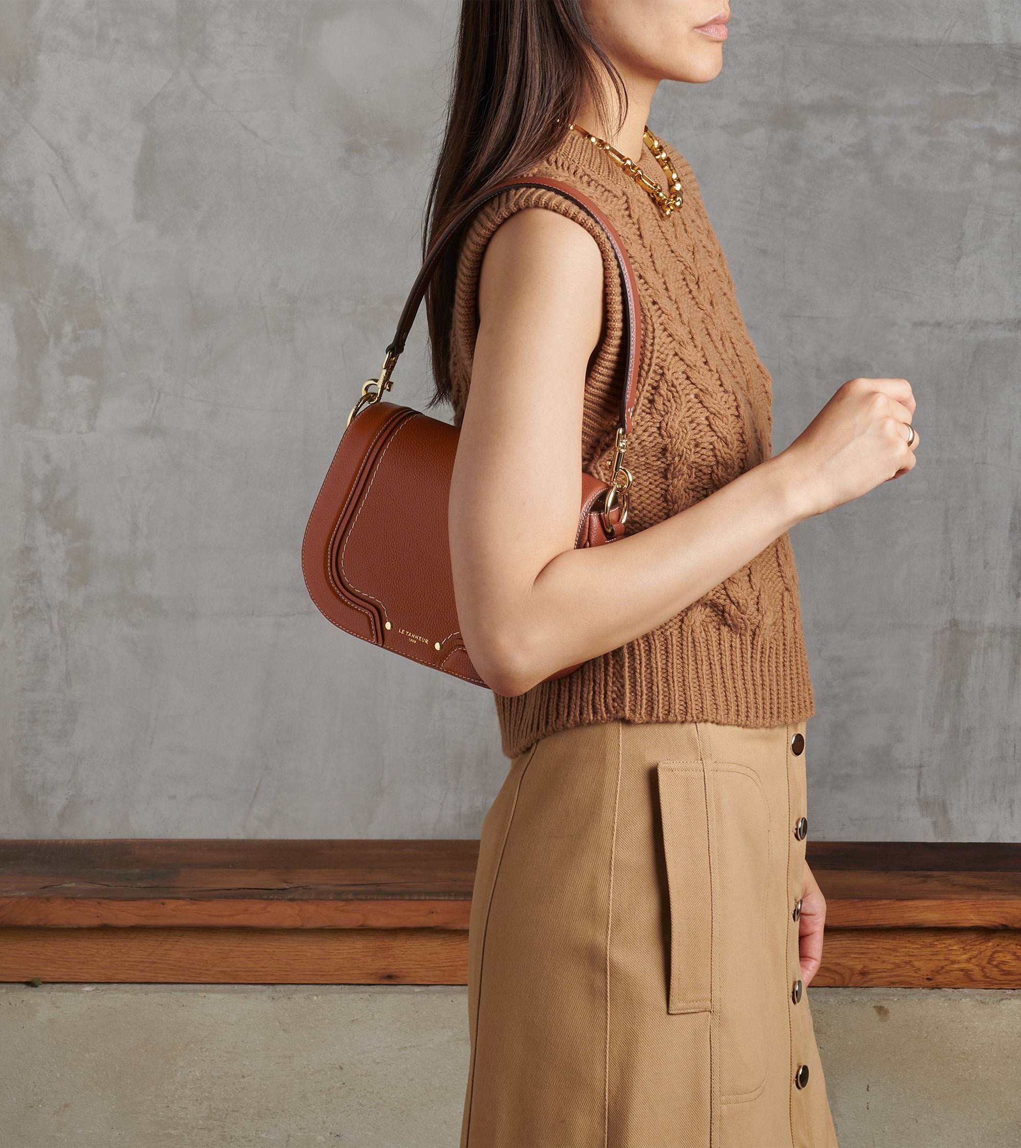 Bolso bandolera mediano modelo Ella de cuero granulado