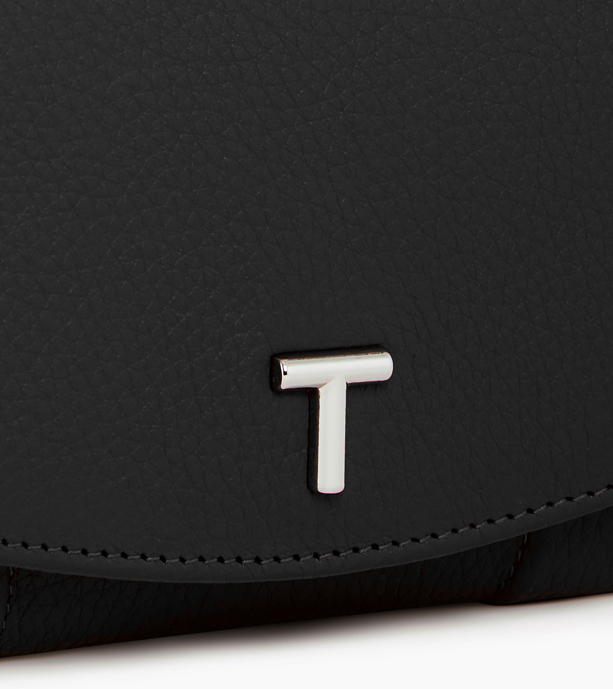 Romy coin case with flap closure in pebbled leather