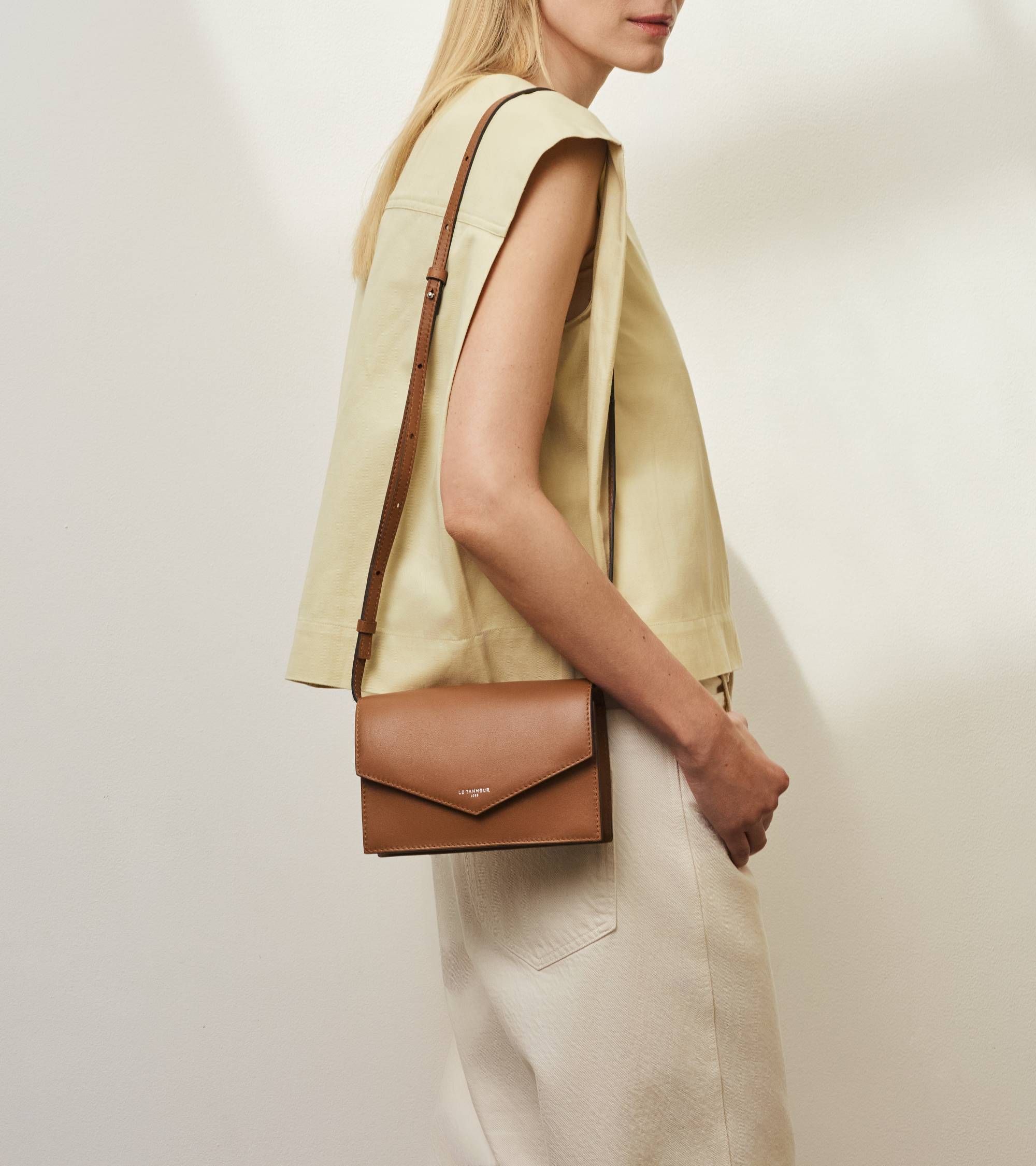 Sac pochette avec bandoulière en cuir lisse